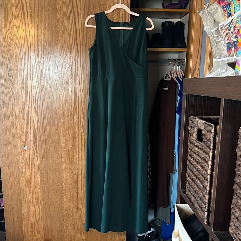 Green Sleeveless V-Neck Sheath Dress for Weddings